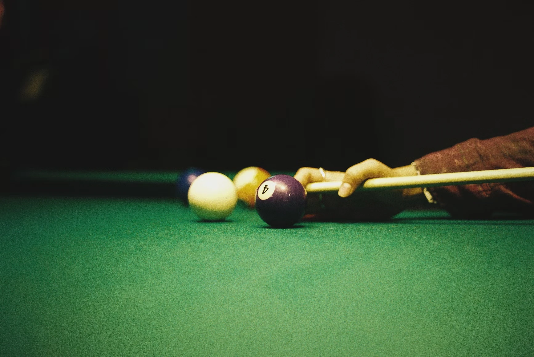 How to Hold a Pool Stick: Essential Tips for Beginners